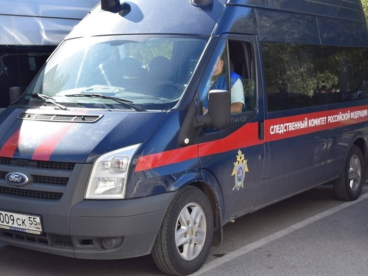 После обрушения лестницы в омской многоэтажке делом заинтересовался Бастрыкин