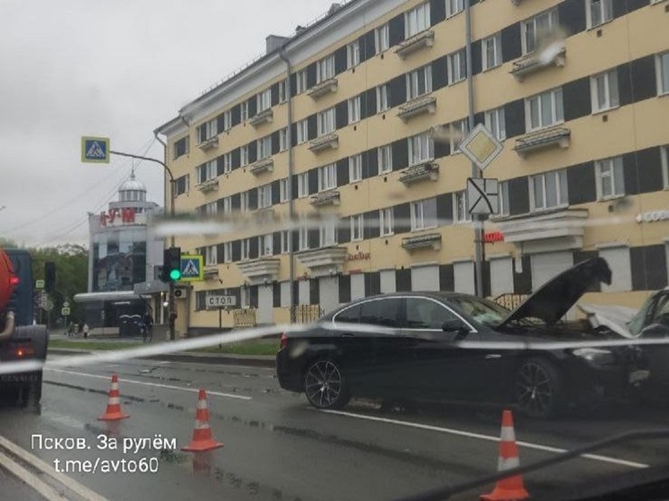 Двоих человек госпитализировали в результате ДТП на Советской улице в Пскове