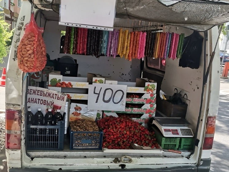 В Сочи пресекли нелегальную торговлю фруктами на улице Роз