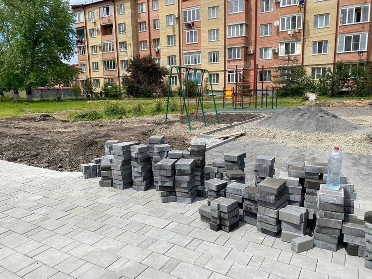 Во Владикавказе на улице Павлика Морозова благоустраивают общественную зону