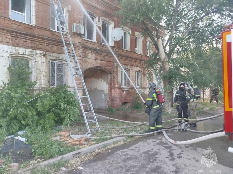 В Астрахани загорелся жилой дом на улице Чехова
