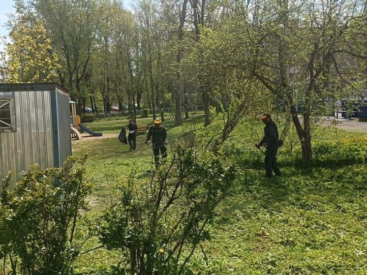 В Валдае восстанавливают обочины, косят траву и убирают с дорог песок