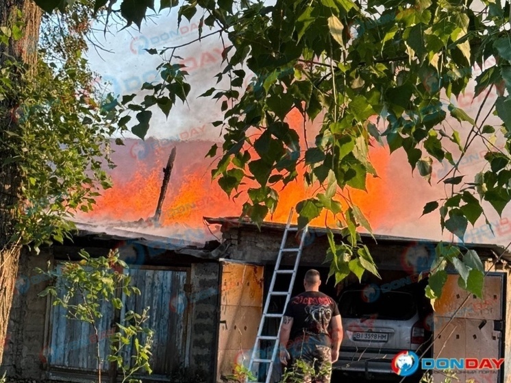 Гаражи и сарай сгорели в Гуково
