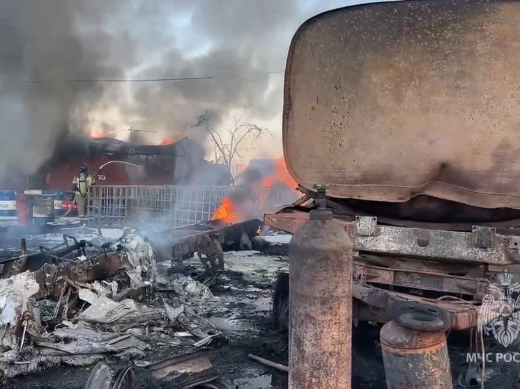 В Астраханской области пожарные тушат сильный пожар