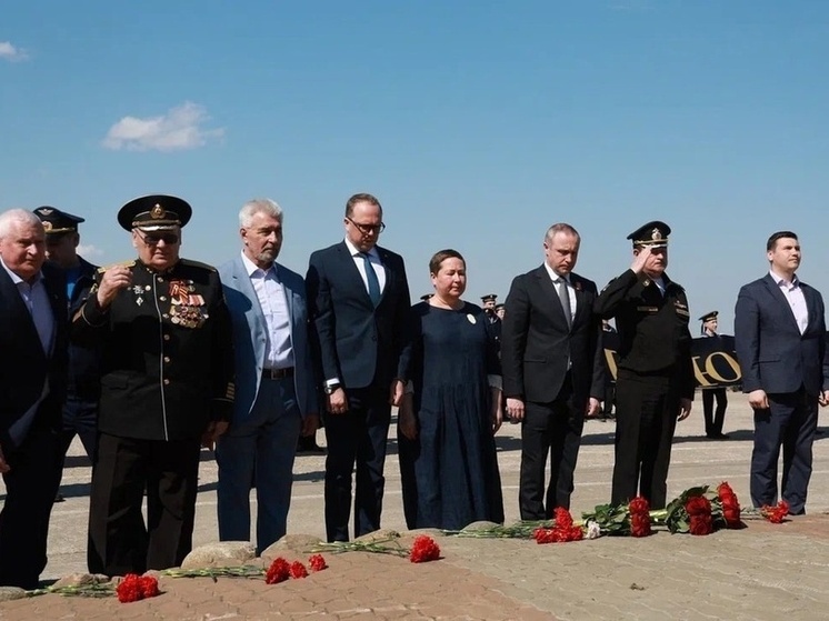 В Архангельске возложили цветы к памятникам юнгам Северного флота