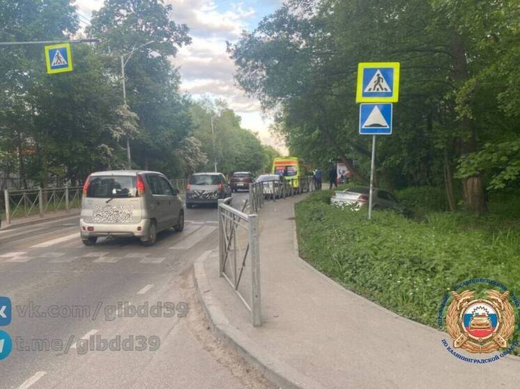 В Калининграде автомобиль встретился с ограждением и деревом на обочине