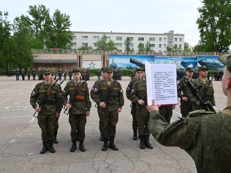 Треть калининградцев одобрила допуск на госслужбу только после службы в армии