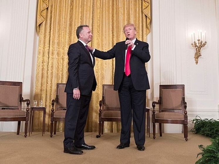 Трамп показал, как лебедь ущипнул за пах его соратника Уиткоффа