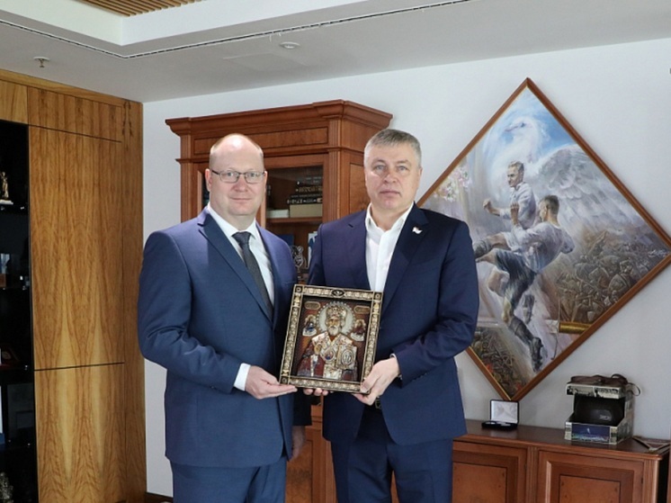 Начальнику УМВД по НАО передали икону Николая Чудотворца