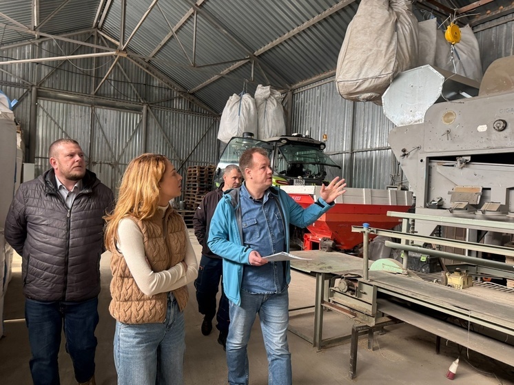 Министр Екатерина Ефремова побывала на предприятии ООО «Извеково» в Новодугинском районе