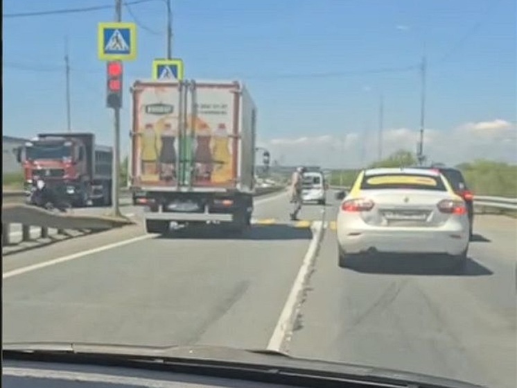 Грузовик въехал в иномарку на аэропортовской трассе во Владивостоке