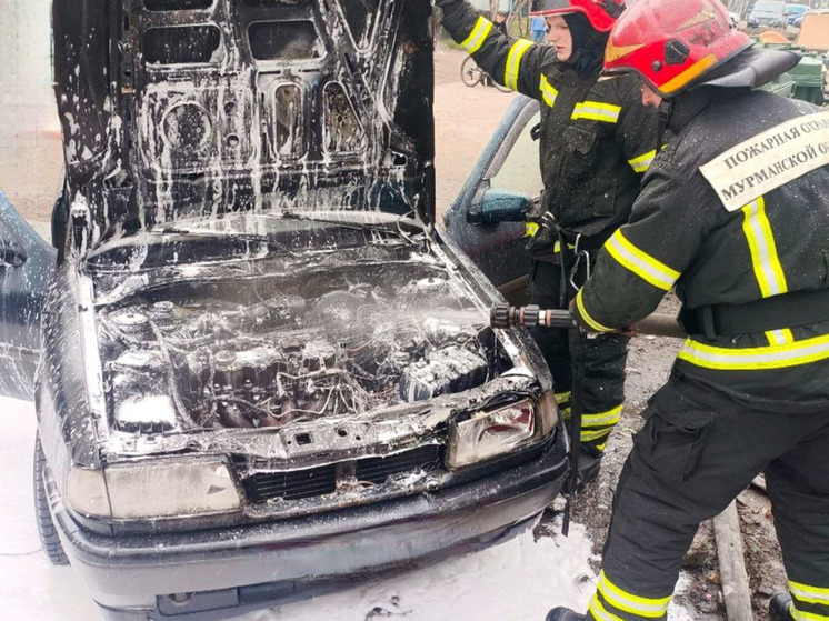 Мурманские пожарные спасли автомобиль от полного уничтожения за 13 минут