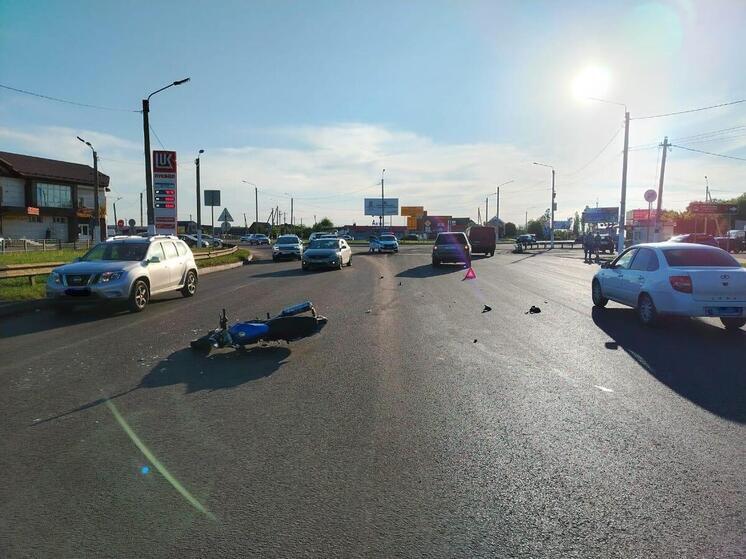 Под Воронежем мотоциклист и пассажир пострадали под колесами иномарки