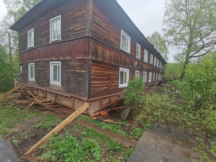 В Архангельске сошел со свай деревянный дом