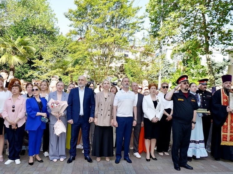 Виктор Тепляков поздравил выпускников Сочи на торжественной линейке