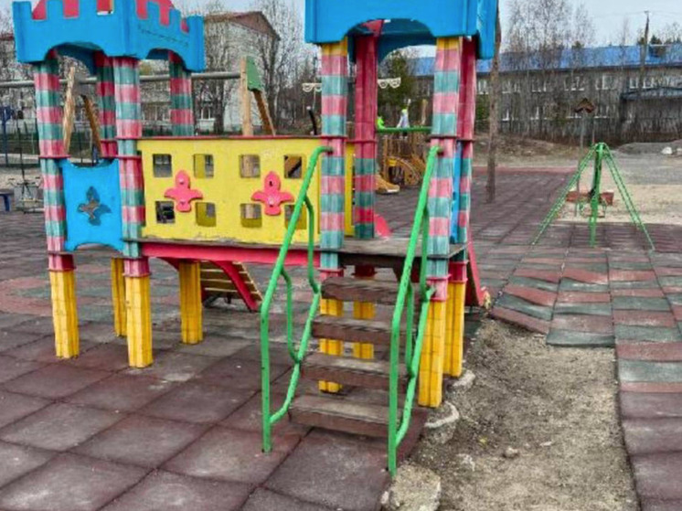 В Умбе нашли нарушения безопасности на детских площадках