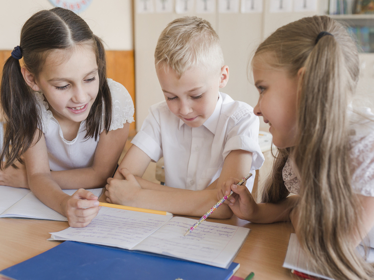 Три четверти родителей потратят детские накопления на образование детей