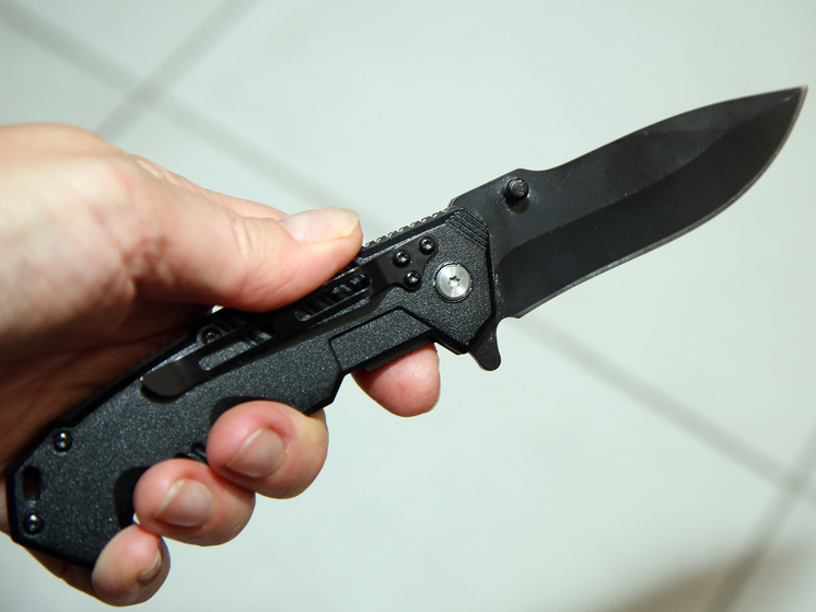 Мужчина ранил ножом хулигана после конфликта в торговом центре