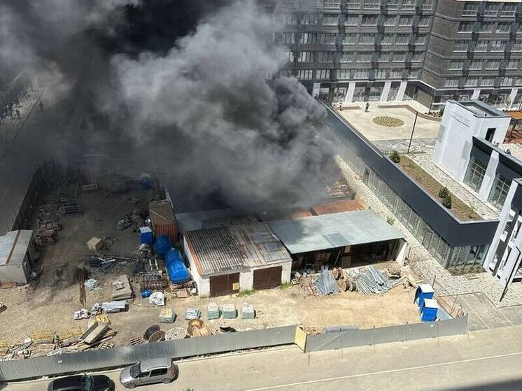 В Краснодаре на улице Обрывной загорелось одноэтажное здание