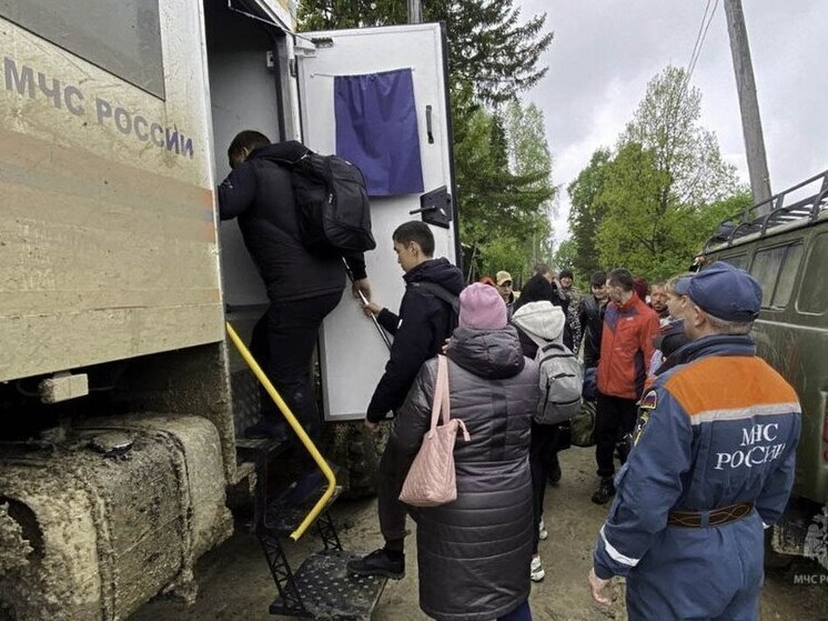 Выпускников из отдалённого посёлка на экзамены привезли на внедорожниках