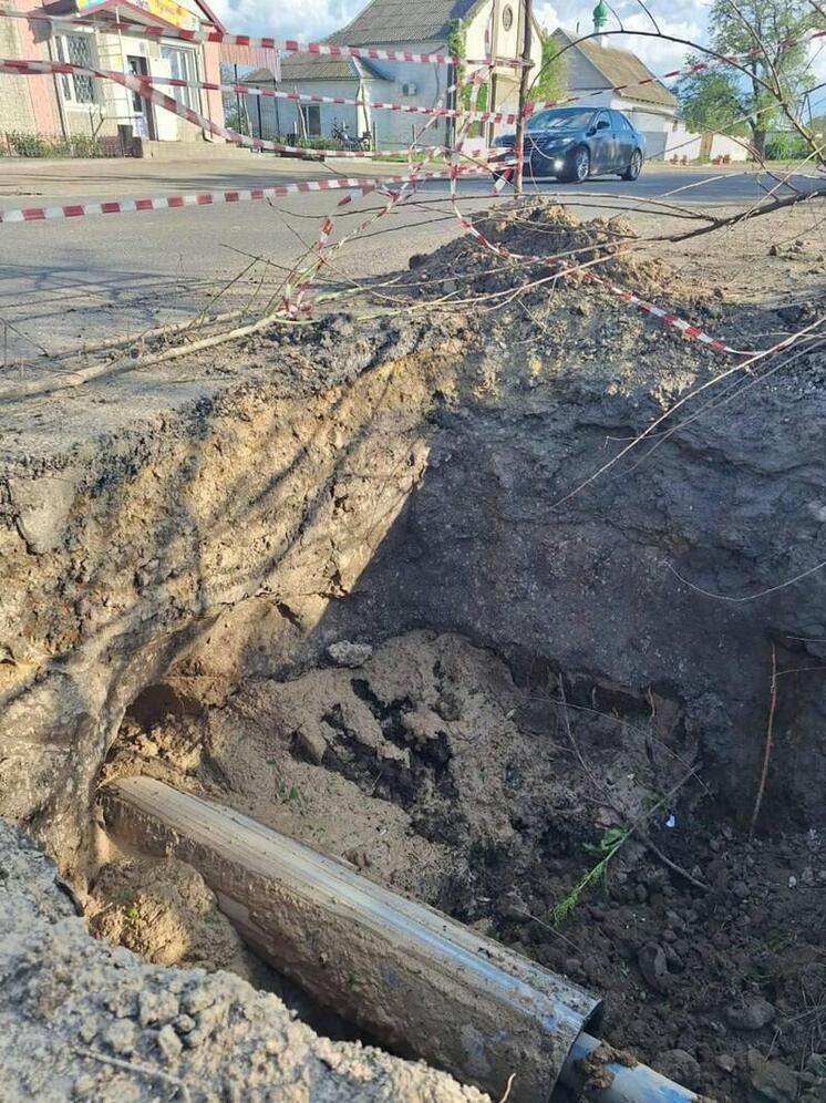 Шефы из Севастополя укладывают трубы нового водопровода в Светлодолинском