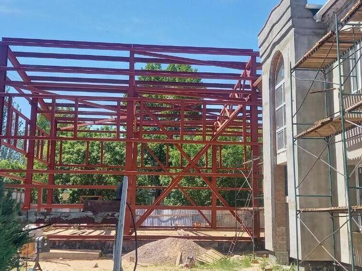 Шефы из Твери продолжают строительство спортзала в Бердянской школе №19