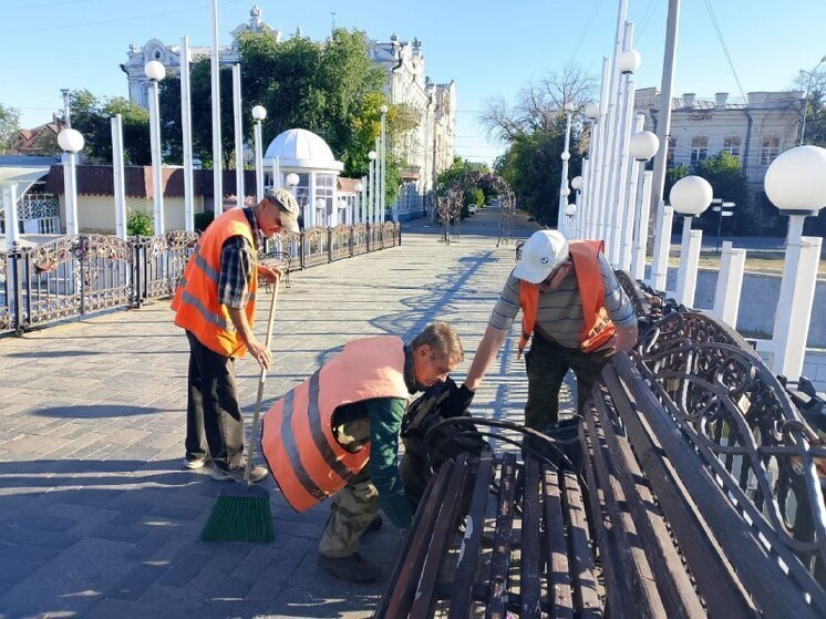 В Астрахани коммунальщики активно приводят в порядок общественные места