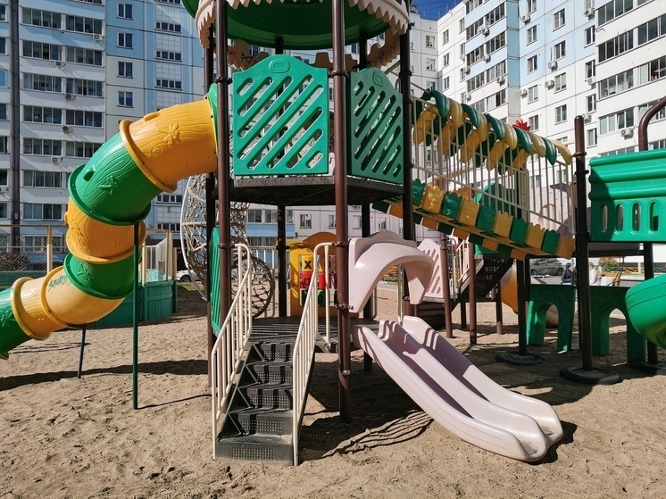 Во Владивостоке вернули детскую площадку в жилой двор