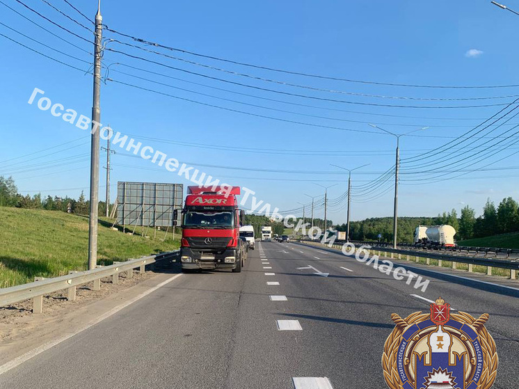 Под Тулой грузовик впечатал Kia в металлический бордюр, пострадал ребенок