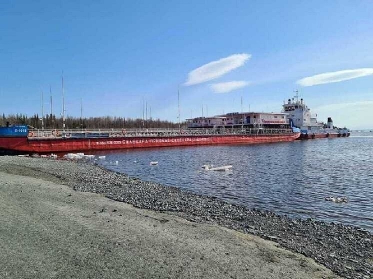 Паромы начали перевозить транспорт по переправе Салехард — Лабытнанги