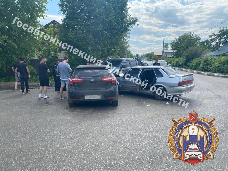 В Новомосковске "Киа Рио" столкнулся с "ВАЗом" и JAC при повороте