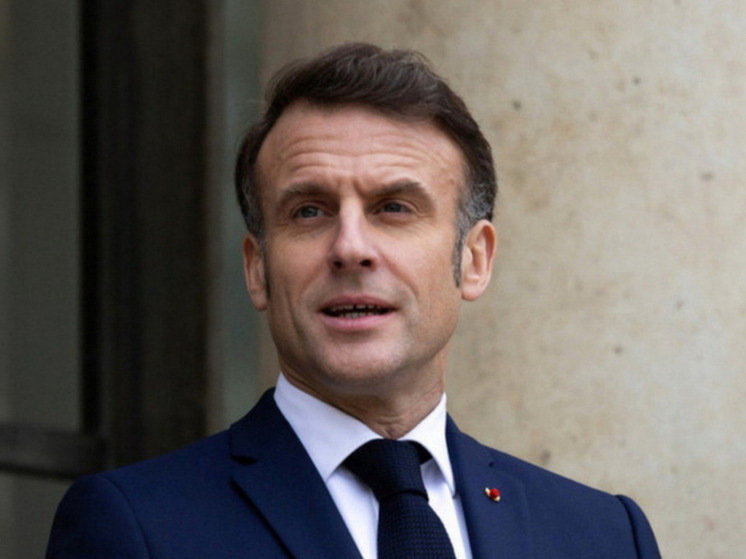 В окружении Макрона назвали реакцией на его шутки удар в лицо от жены