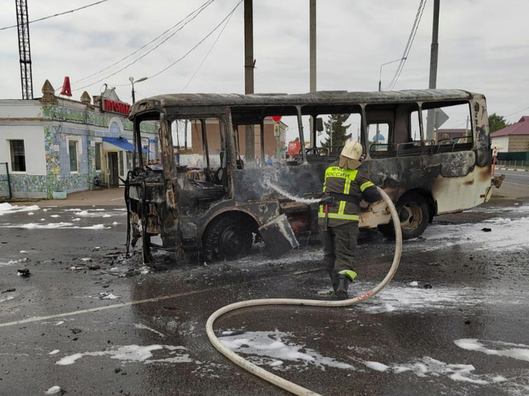 В Орловской области на автовокзале Кром вспыхнул автобус