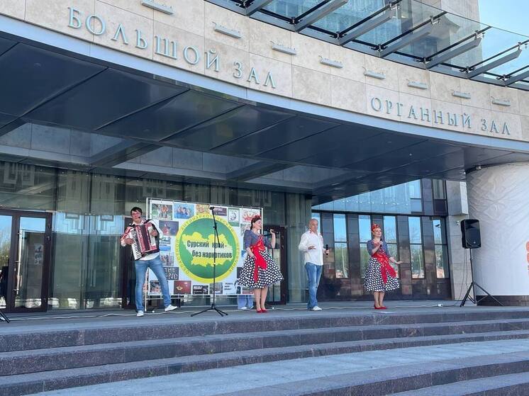 26 мая у стен Пензенской областной филармонии сегодня звучали песни, полные души, надежды и света. Под открытым небом прошёл концерт ансамбля народной музыки «Горница» — событие не только музыкальное, но и глубоко социальное. 