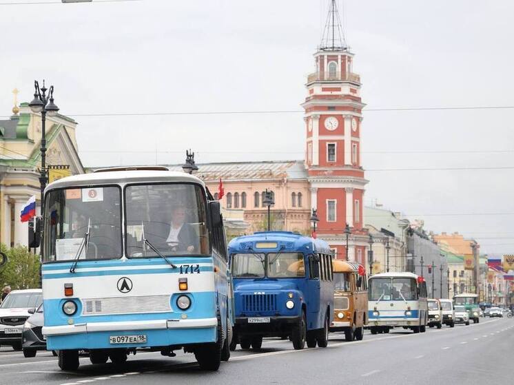 Ретро транспорт проехал по главным улицам Петербурга