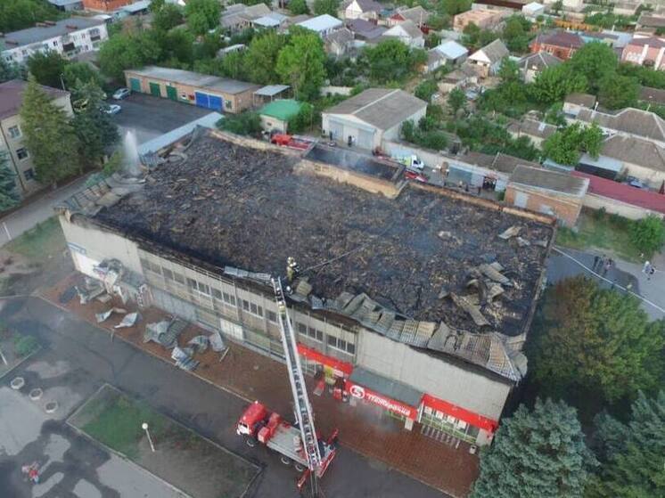 На Ставрополье горит подсобное помещение торгового центра