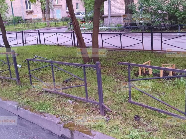 Петербуржцы пожаловались на сломанную ограду во дворе на Школьной улице