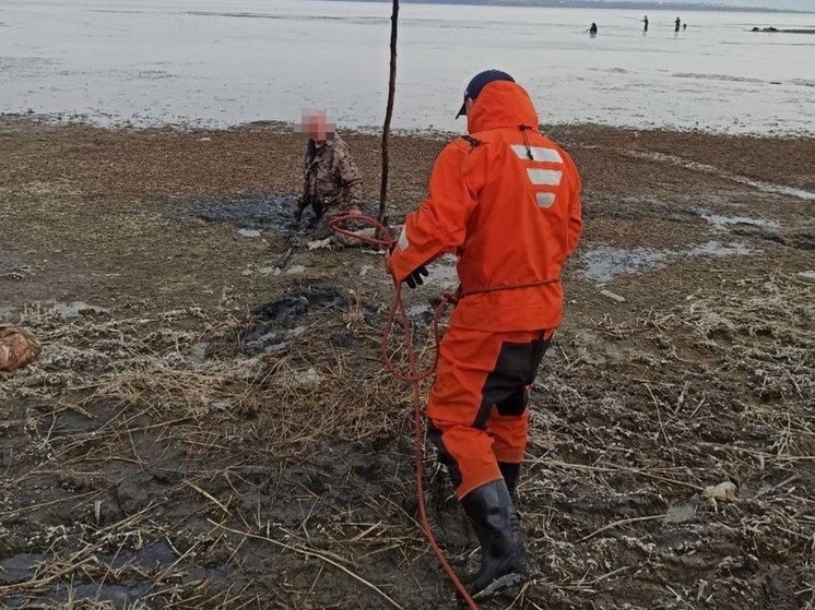 Рыбака спасли из ямы возле горячего выброса в Чите