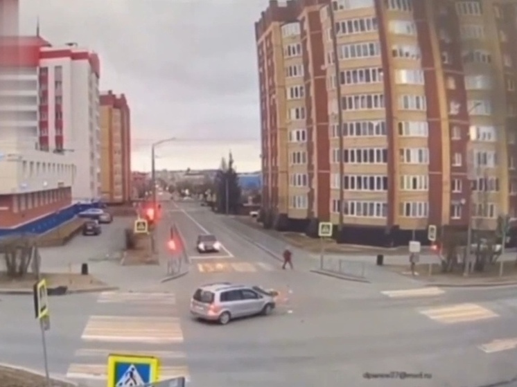 Момент столкновения мотоцикла с иномаркой в Салехарде попал на видео