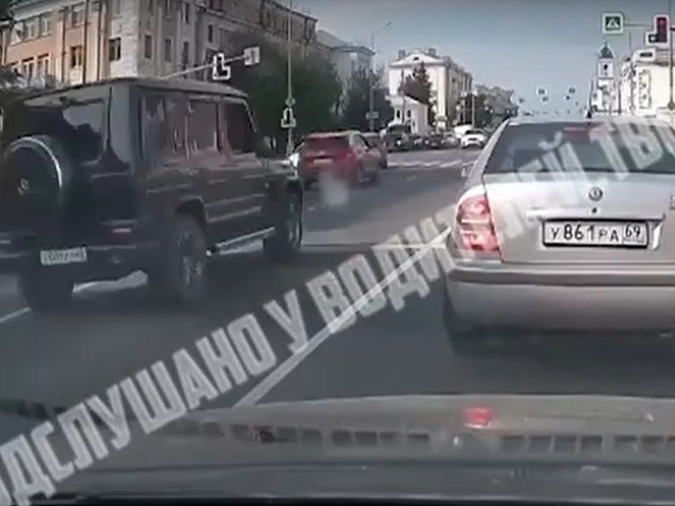 В Твери водитель дорогого Mercedes проехал два светофора на красный свет