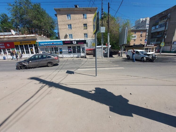 В Саратове водитель "Ларгуса" пострадал в ДТП на Большой Садовой