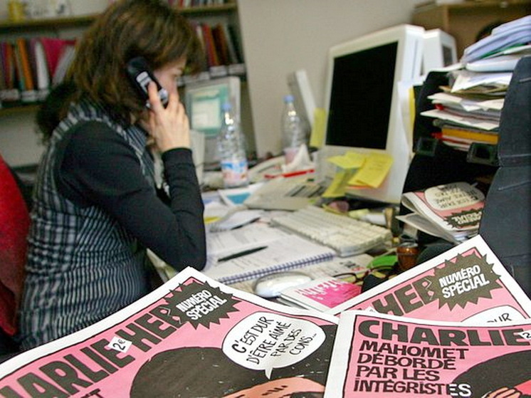 Charlie Hebdo подал в суд из-за поддельных обложек, высмеивающих Зеленского