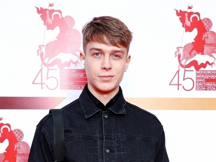 Актер Калюжный прибыл на призывной пункт в Москве, откуда отправится в армию