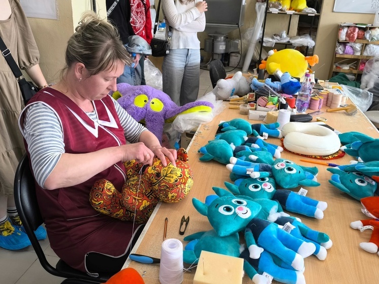 Смоленская молодёжь познакомилась с работой фабрики мягких игрушек ООО «СМОЛТОЙС»