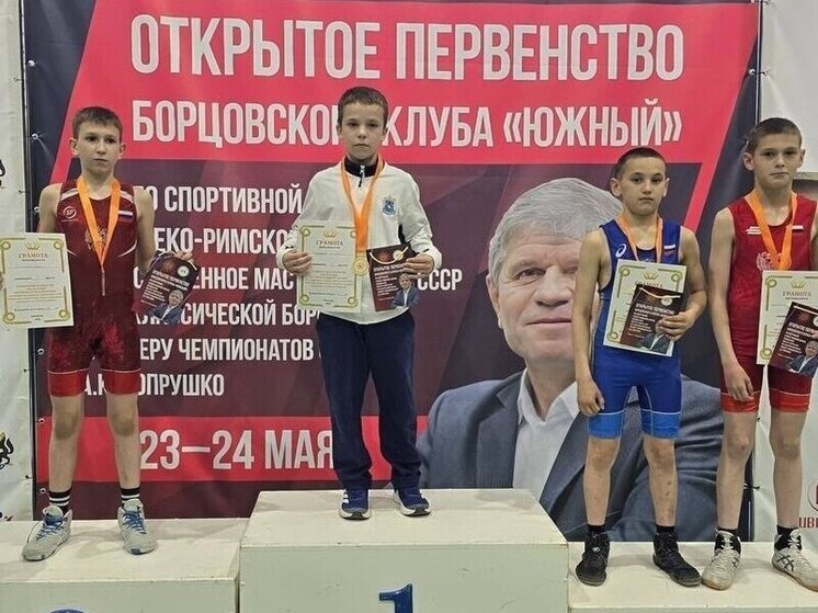 Юные борцы из Губкинского взяли два золота на первенстве в Тюмени