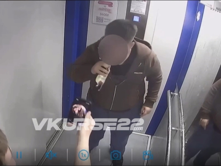 Соцсети: подростки оплевали лифт в одном из домов Барнаула