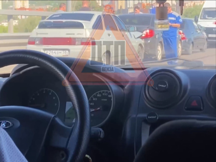 На Бауманском путепроводе в Пензе тройное ДТП спровоцировало большую пробку