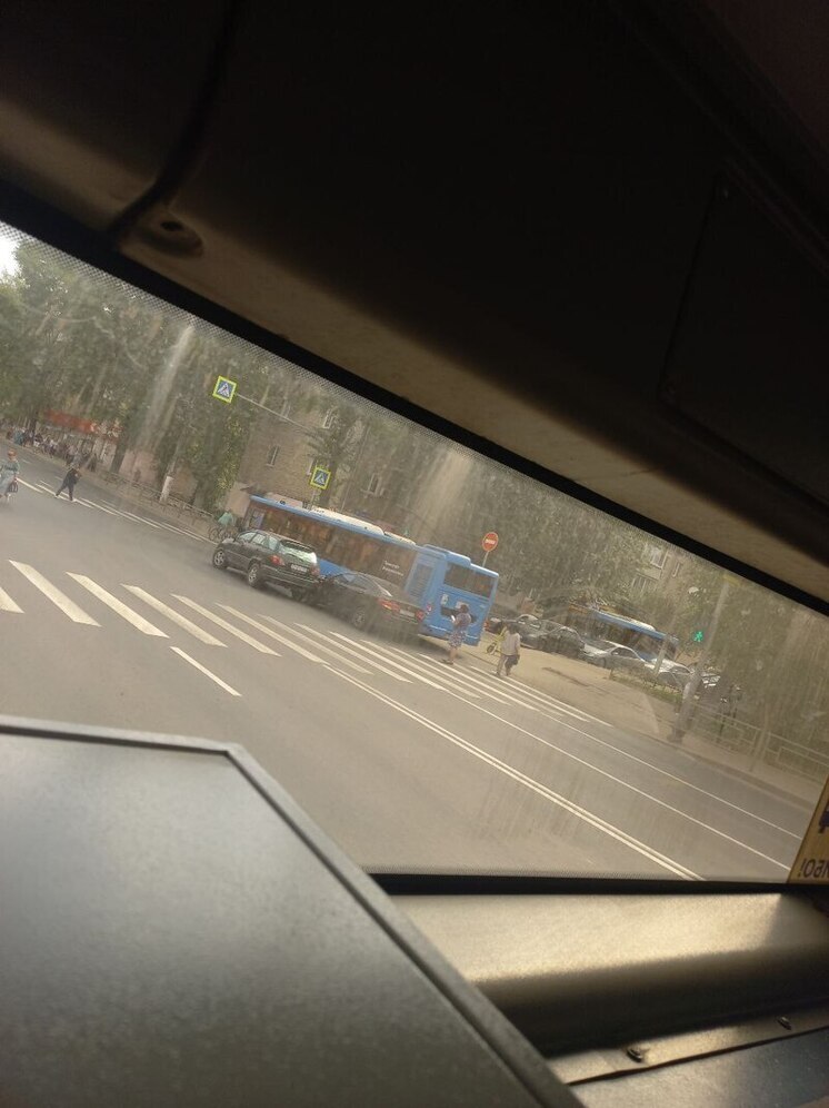 В Твери на Волоколамском проспекте столкнулись два автомобиля и автобус