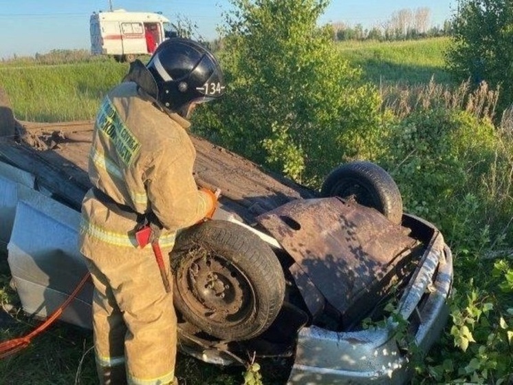 Водителя «десятки» госпитализировали после опрокидывания в Самарской области