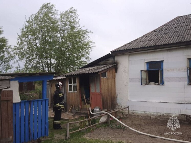 В Туле на улице Жуковского сгорели три сарая